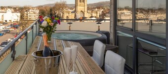 Town Centre Penthouse with Hot Tub  22