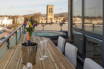 Town Centre Penthouse with Hot Tub  22