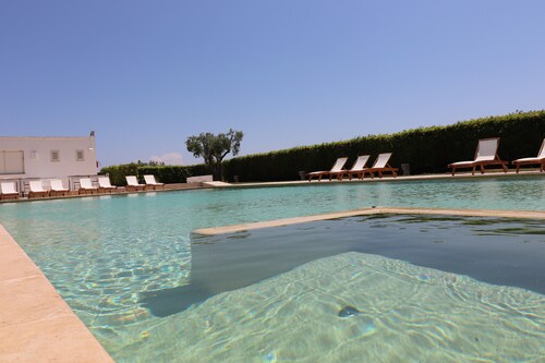 Apartment "Bungalow Pizzutella" close to the Sea with Shared Pool & A/C