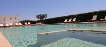 Appartement "Bungalow Pizzutella" près de la mer avec piscine partagée et climatisation
