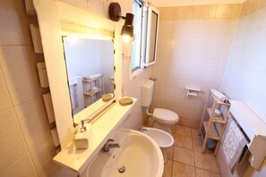 Chuveiro, secador de cabelo, toalhas de banho 