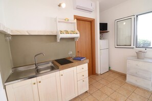 Fridge, microwave, stovetop, electric kettle - Apartment "Bungalow Italia" close to the Sea with Shared Pool & Air Conditioning (Otranto)