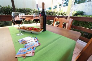 Outdoor dining - Apartment "Bungalow Italia" close to the Sea with Shared Pool & Air Conditioning (Otranto)