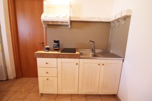 Fridge, microwave, stovetop, electric kettle - Apartment "Bungalow Italia" close to the Sea with Shared Pool & Air Conditioning (Otranto)