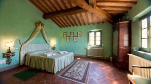 4 slaapkamers, een strijkplank/strijkijzer, gratis wifi, beddengoed