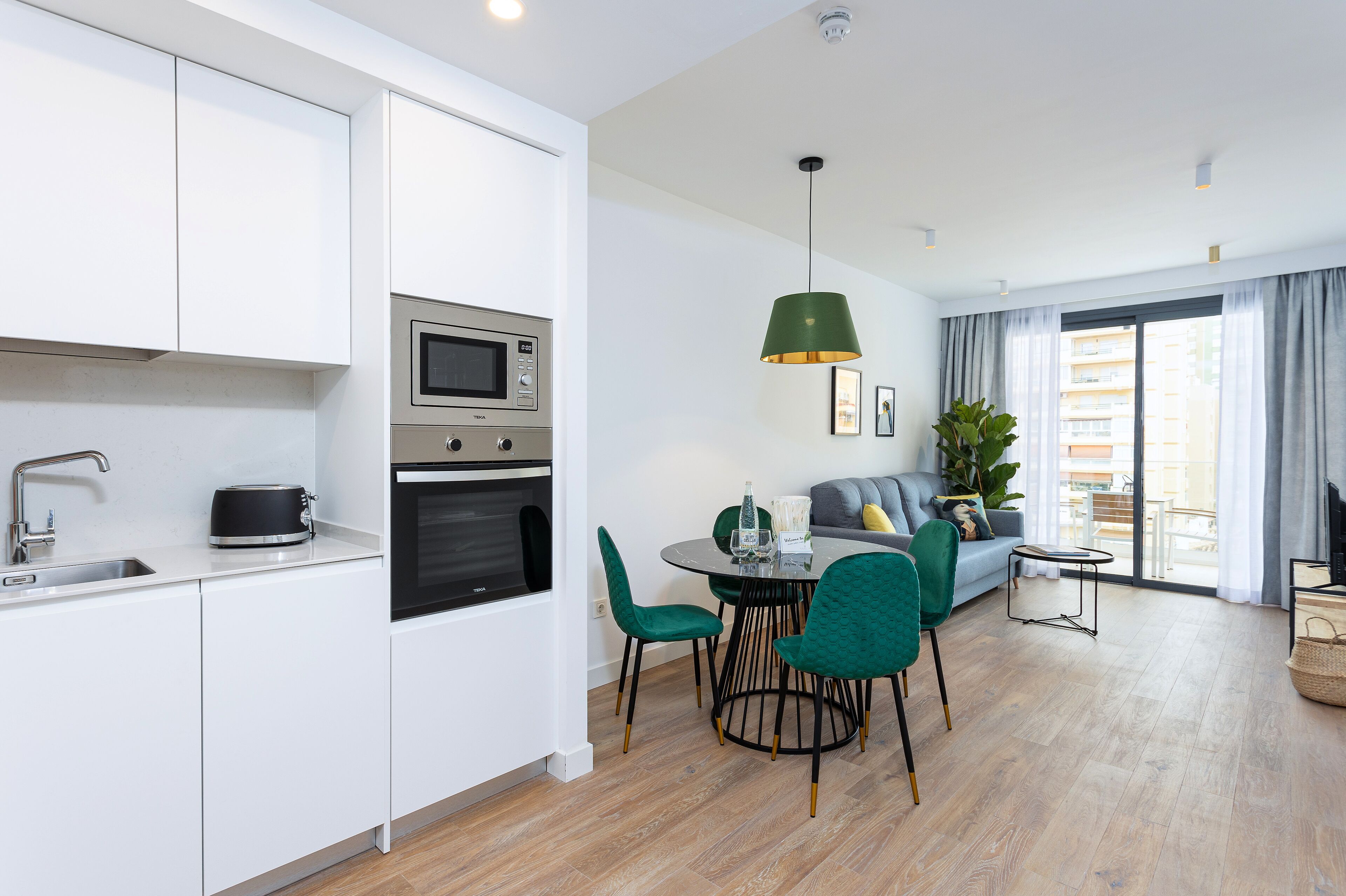 Apartamento familiar, 2 habitaciones, terraza | Cocina privada | Frigorífico grande, microondas, horno y placa de cocina