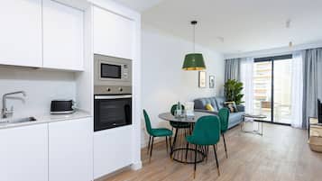Apartamento familiar, 2 habitaciones, terraza | Cocina privada | Frigorífico grande, microondas, horno y placa de cocina