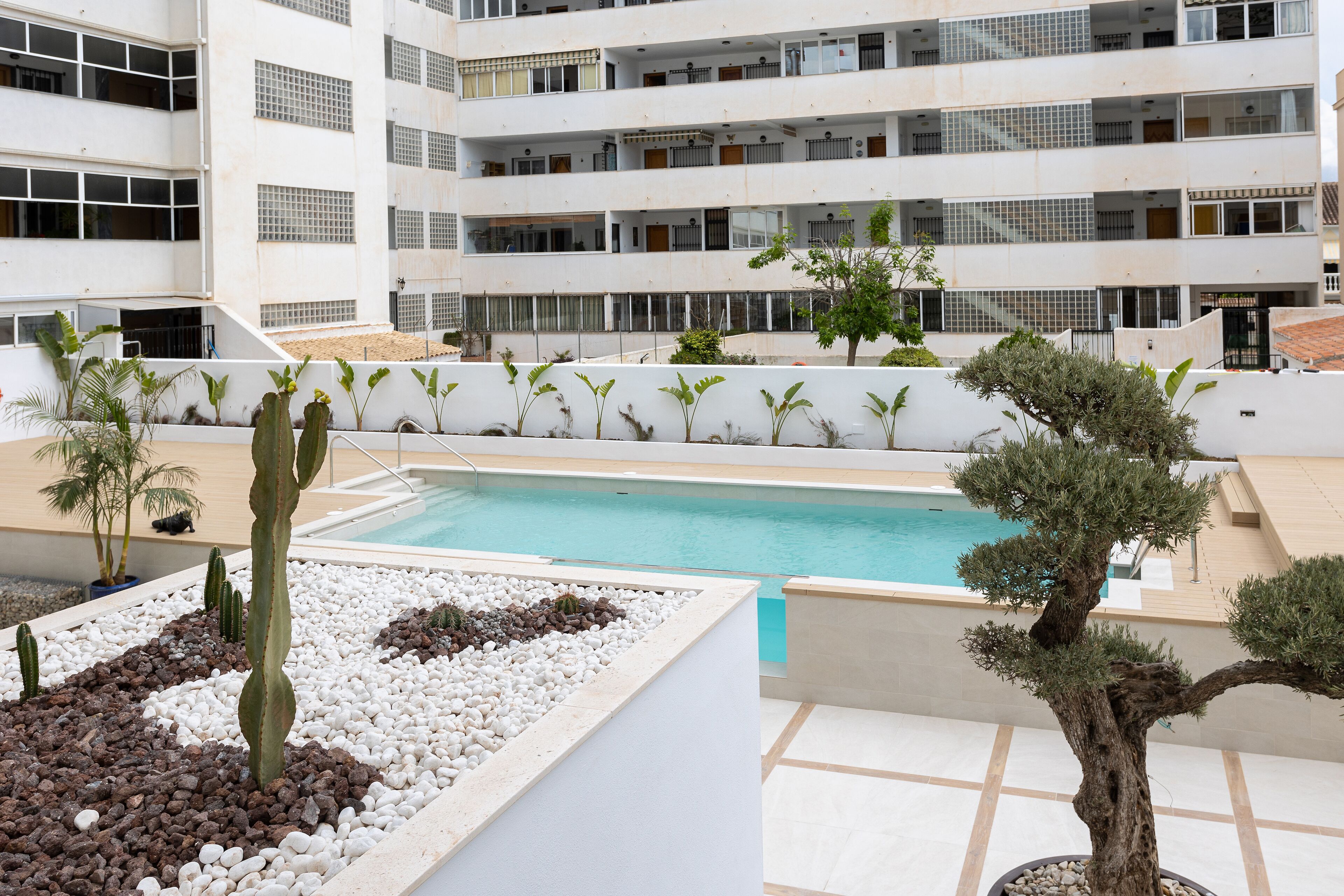 Piscine extérieure, parasols de plage, chaises longues