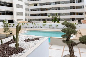 Outdoor pool, open 10:00 AM to 8:00 PM, pool umbrellas, sun loungers - Caleyro Boutique Apartments - Parking incluido (Fuengirola)