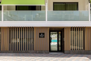 Front of property - Caleyro Boutique Apartments - Parking incluido (Fuengirola)