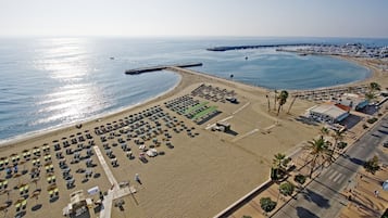 Nära stranden, solstolar och parasoller