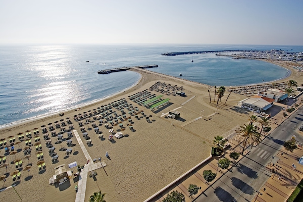 Gần bãi biển, ghế dài tắm nắng, dù trên bãi biển