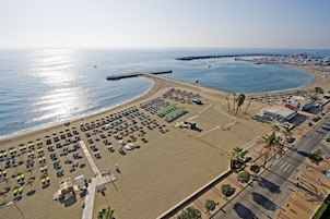 Ubicación cercana a la playa, tumbonas y sombrillas