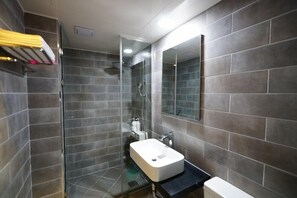 Quarto casal standard | Banheiro | Chuveiro, produtos de toalete grátis, secador de cabelo, chinelos