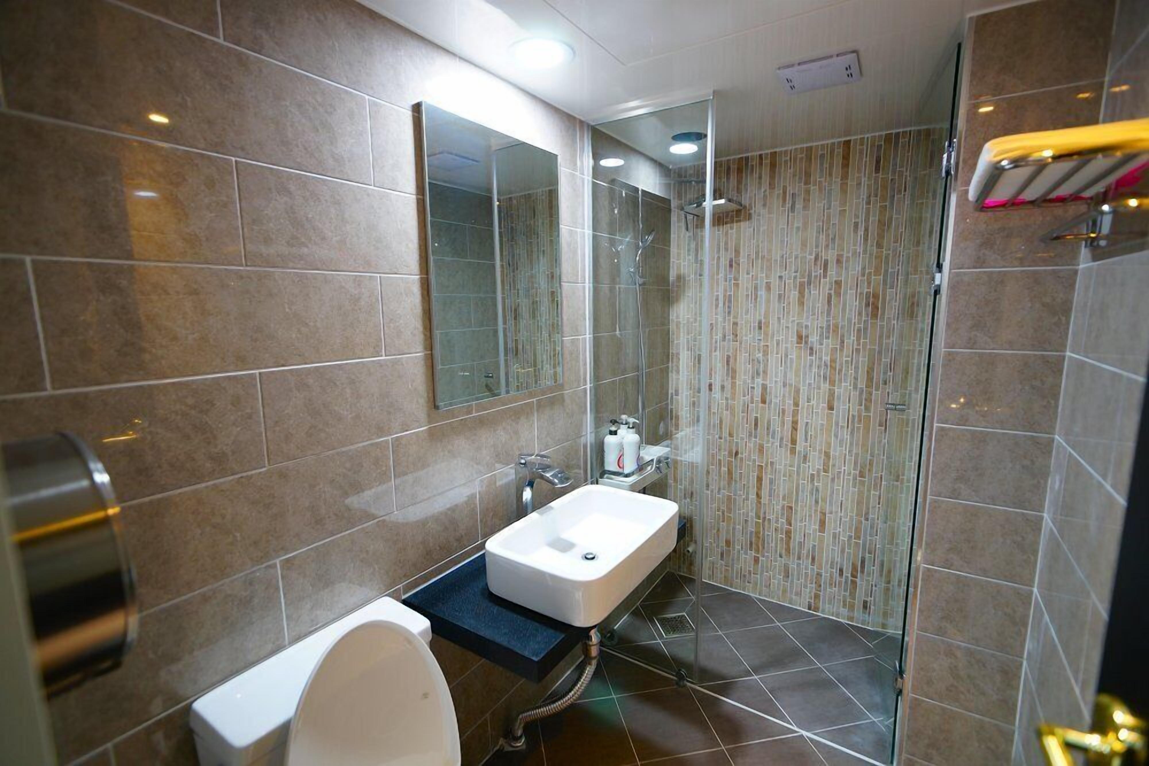 Ducha, artículos de tocador gratuitos, secador de pelo, pantuflas