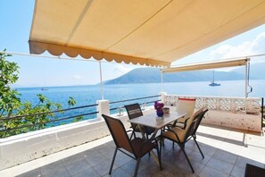 Outdoor dining - Efis Cottage by the Sea Fiskardo (Αγία Ευφημία)