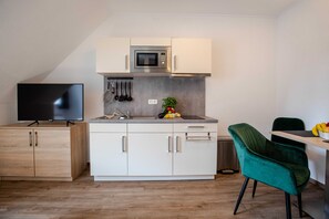 Køleskab, mikrobølgeovn, kaffe-/temaskine, elkedel