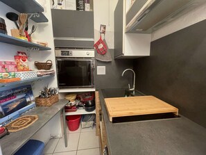 Kühlschrank, Mikrowelle, Ofen, Herdplatte