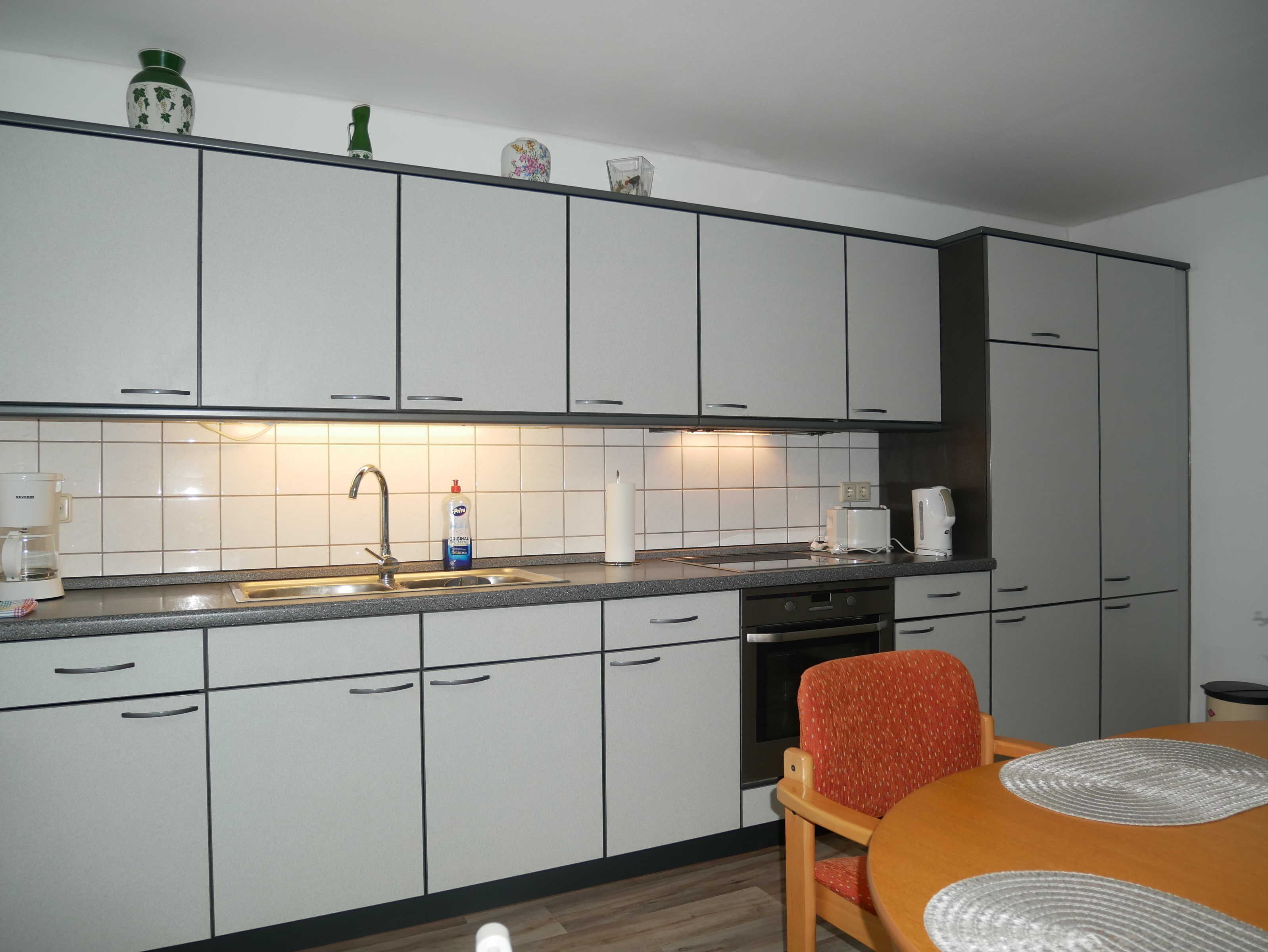 Kjøleskap, mikrobølgeovn, ovn og kaffetrakter/tekoker