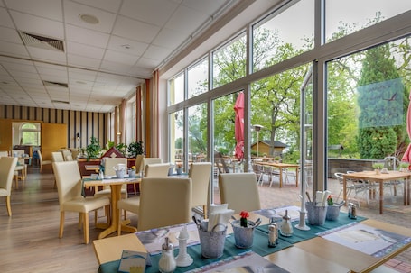 Speisen. Doppelzimmer Standard - Seehotel Brandenburg.