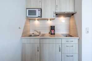 Kühlschrank, Mikrowelle, Wasserkocher mit Kaffee-/Teezubehör