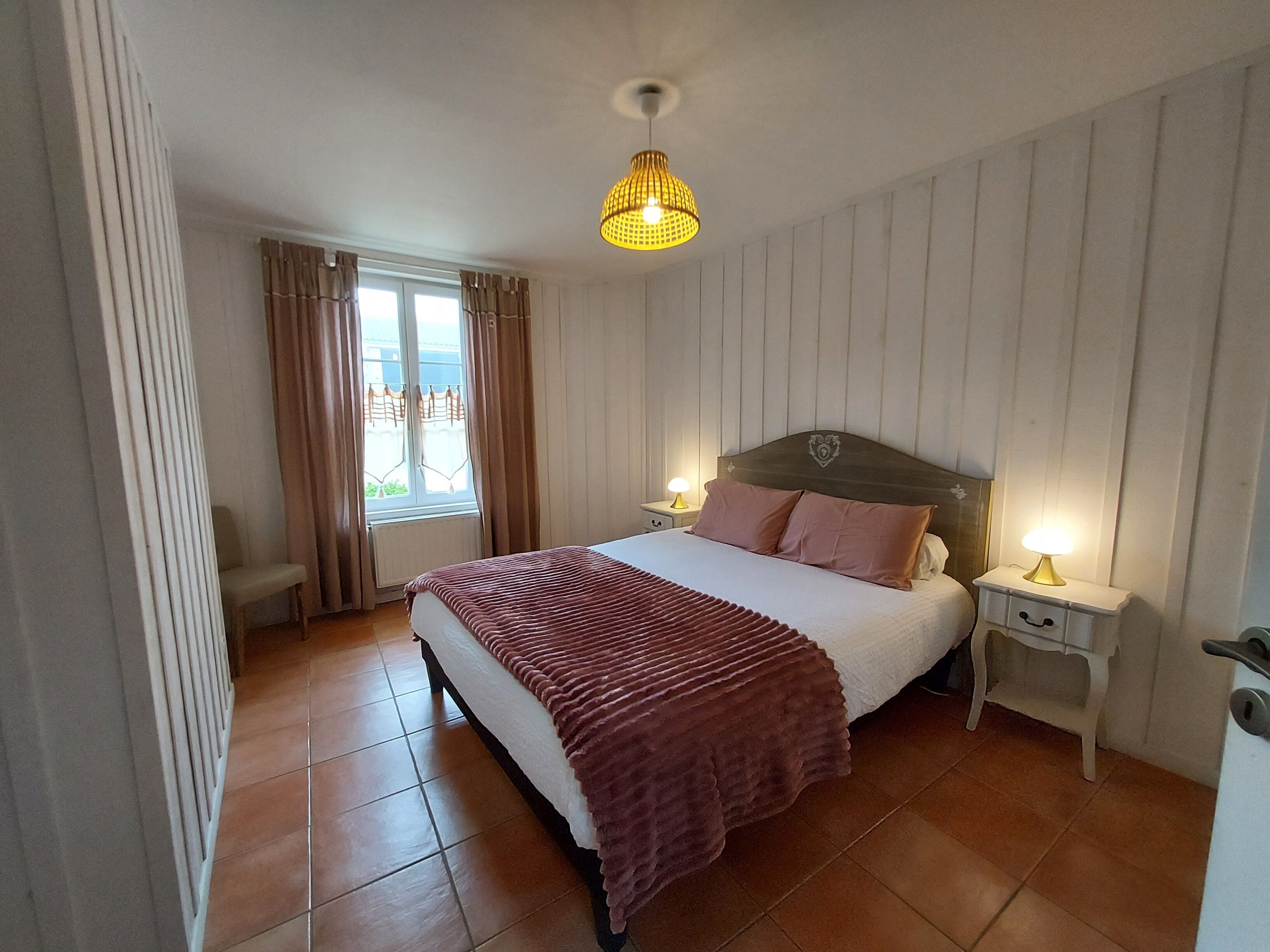 3 slaapkamers, een strijkplank/strijkijzer, reisbedje, gratis wifi