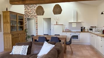 Télévision, lecteur de DVD, baby-foot, table de tennis de table