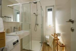 Shower, hair dryer, towels, soap - Villa Dora - Apartment 2 "Gold" with terrace and barbecue (Pula)