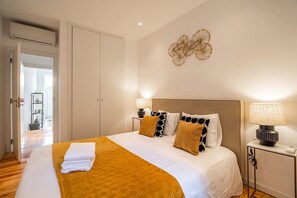 2 bedrooms, desk, iron/ironing board, WiFi