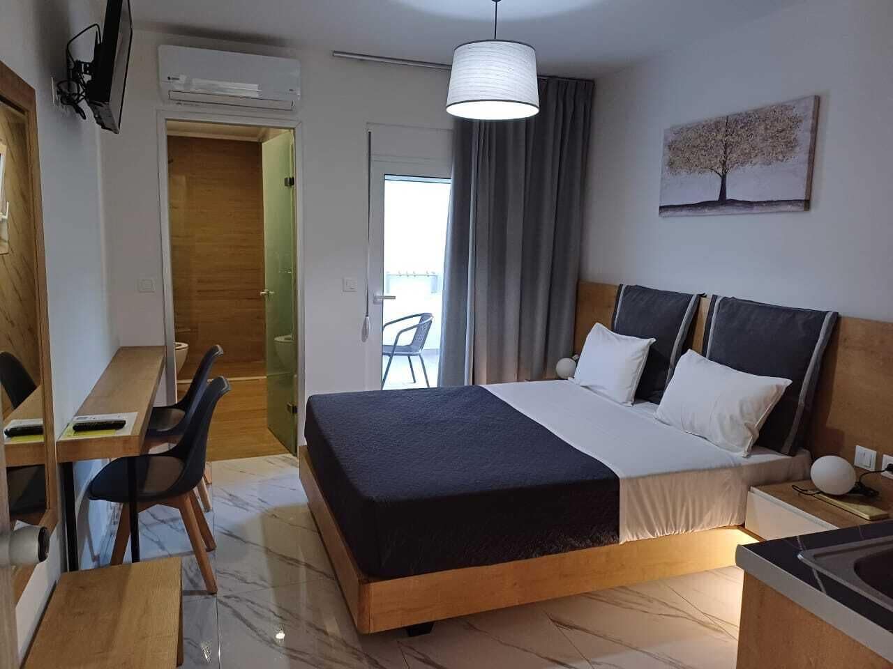 Double Room Ground Floor | In-room safe, laptop workspace, blackout drapes, iron/ironing board