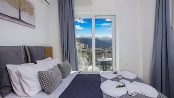 In-room safe, laptop workspace, blackout drapes, iron/ironing board