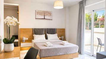 City Triple Room, Ground Floor | In-room safe, laptop workspace, blackout curtains, iron/ironing board
