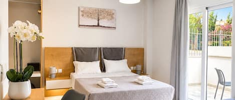 City Triple Room, Ground Floor | In-room safe, laptop workspace, blackout curtains, iron/ironing board