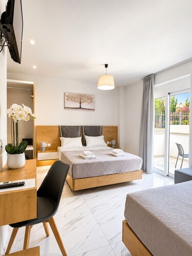 Deluxe City Hotel
