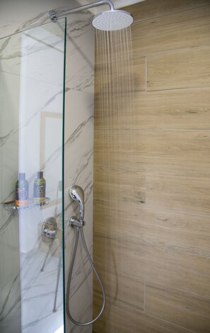 Shower, rainfall showerhead, free toiletries, hair dryer - Deluxe City Hotel (Chania)