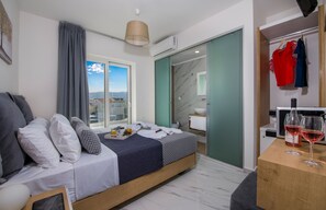 City Double Room with Big Balcony | Bathroom | Shower, rainfall showerhead, free toiletries, hair dryer - Deluxe City Hotel (Chania)