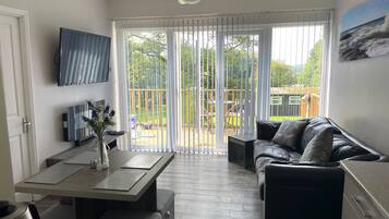 Chalet | Ruang keluarga | Televisi 30-inci dengan saluran TV digital dan perapian