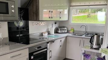 Chalet | Dapur pribadi | Lemari es, microwave, oven, dan kompor