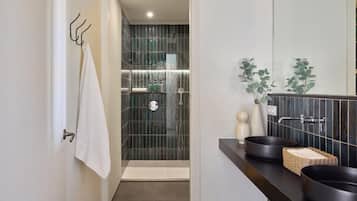 Dusche, Haartrockner, Handtücher, Seife