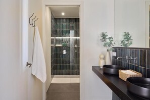 Dusche, Haartrockner, Handtücher, Seife