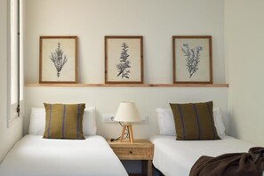 4 Schlafzimmer, Zimmersafe, Schreibtisch, Bügeleisen/Bügelbrett