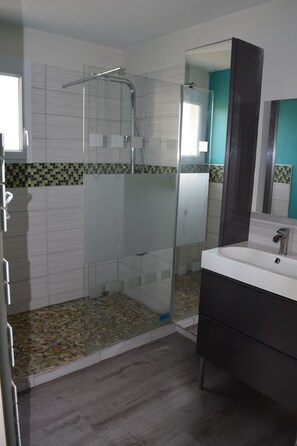 Douche, sèche-cheveux, serviettes fournies