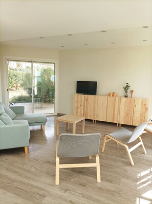 TV connectée, cheminée, baby-foot, livres