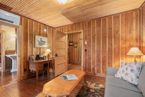 Premium Double Room, Ensuite, Mountain View | Lounge