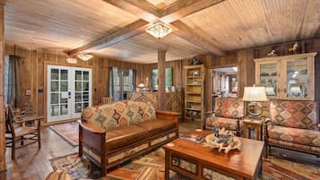 Deluxe Apartment, Ensuite, Mountain View (Entire Lodge) | Lounge