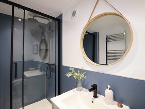 Cottage | Bathroom | Shower