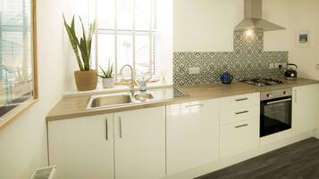 Cottage | Private kitchen | Fridge, dishwasher, cookware/dishes/utensils