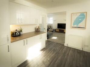 Cottage | Private kitchen | Fridge, dishwasher, cookware/dishes/utensils - Sandpiper Cottage (Buckie)