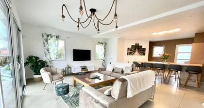 VILLA DU PRAT Une résidence haute en couleurs.