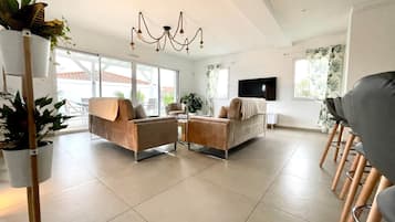 Télévision, table de tennis de table, livres